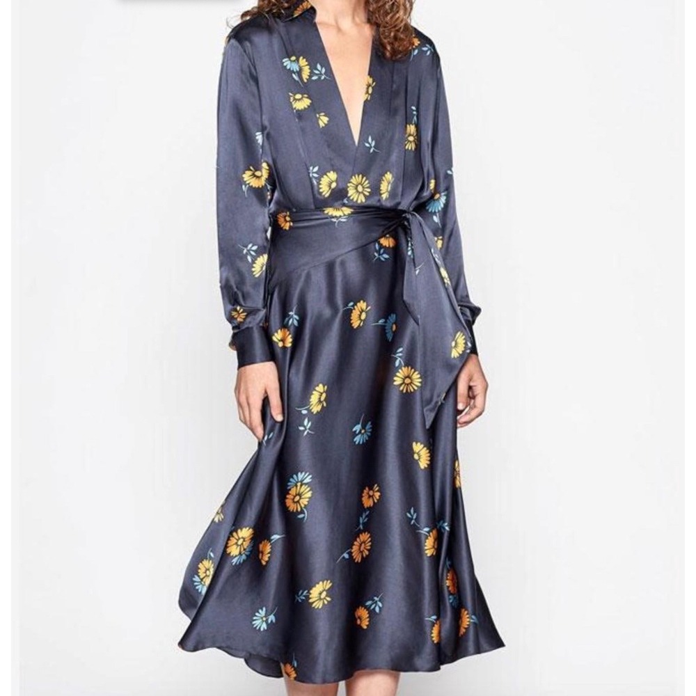 Equipment Femme Vivienne Dress Sz 8 100% Silk Smokey Blue Daisy Floral Tie Waist